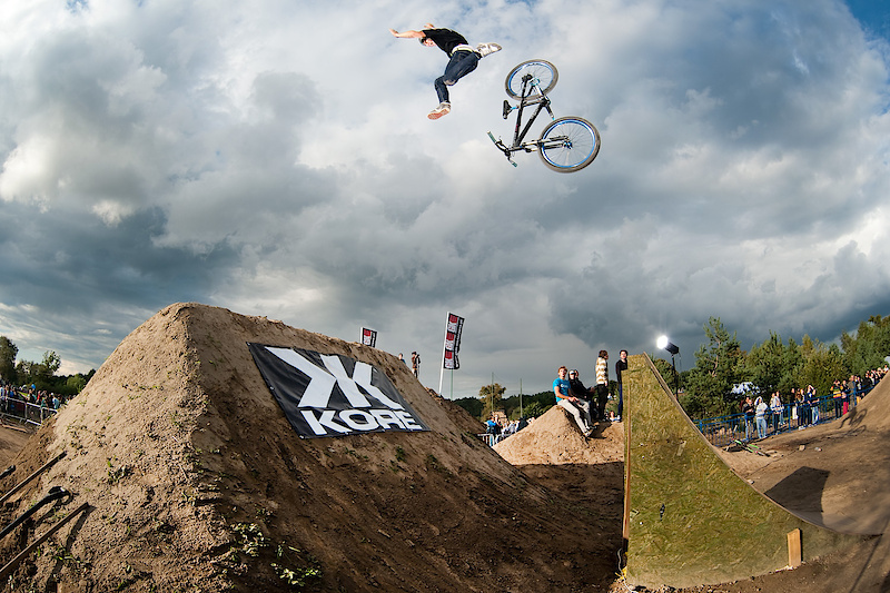 Dawid Godziek; frontflip evacuation