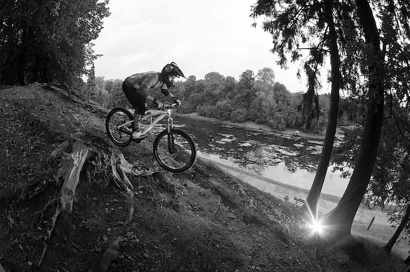 Remek Oleszkiewicz freeriding with his Hornet in the forest near Zamosc