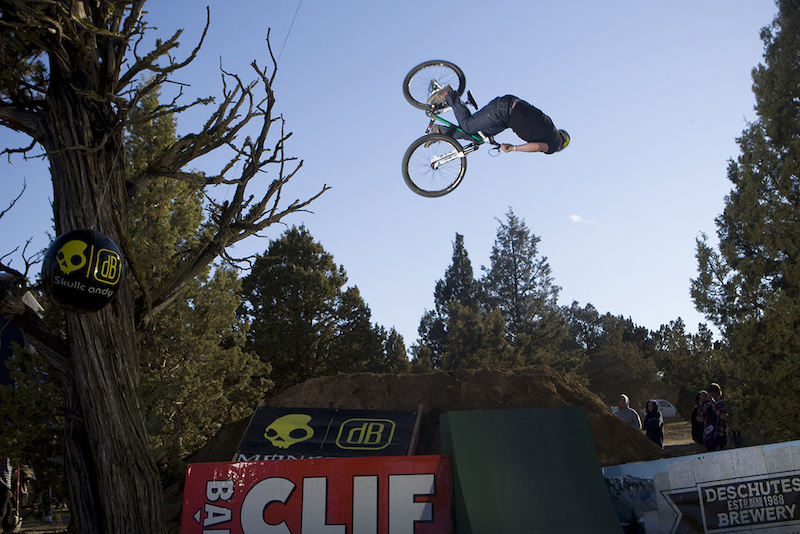 Jordie Lunn stoked everybody out early on in the jam by stomping a hugh flip 360 first try! Yeahhh Boyyyy! Taking it back to '06 with that!