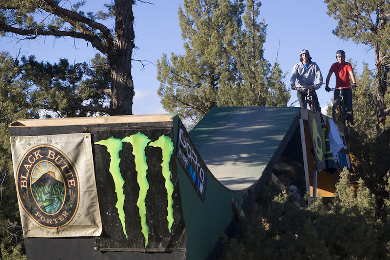 Lawreny and Chubey waiting on the wind.. Best Trick Competition UDUG 2011