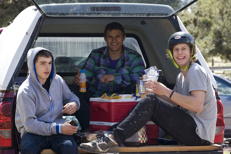 Every year it seems like Sam Dueck brings a new bunch of Canadians down in his truck.. this year was no exception either. Lunchtime with this year's group of imports.. livin' the dream.
