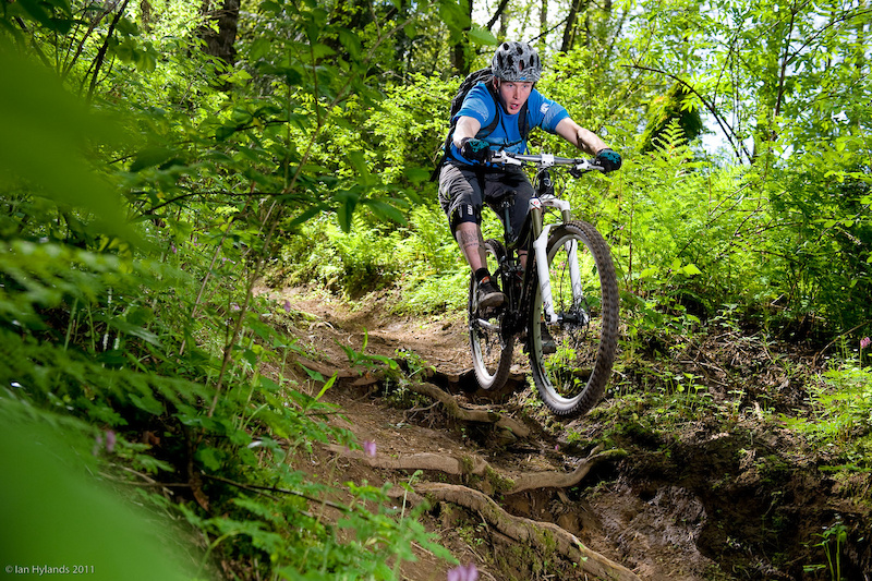 Once used to the narrow 680mm bars, the Shinobi was a demon on the downhills, especially when a shorter than stock stem was installed.