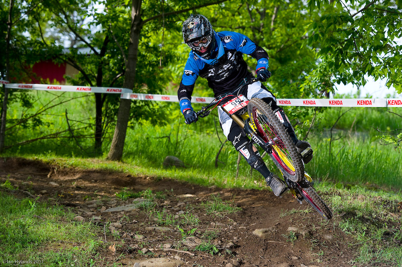 Lars pinning it through the first corner in
practice...
