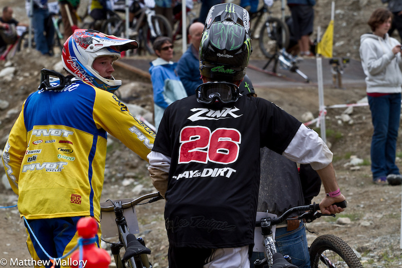 Kyle Strait and Cam Zink discuss the course on the hike up. Kyle went from racing to slopestyle and back to racing while Cam has won the Monster Energy Slopestyle twice. Both will be lining up tomorrow for the Dual Slalom.