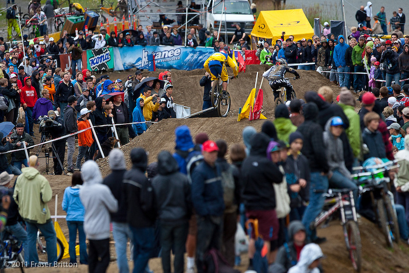 Kyle Strait and Rhys Willems go head to head in early slalom action in front of massive crowds despite the rain.