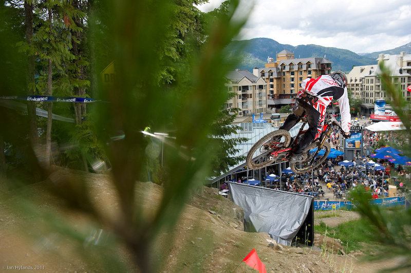GLC from the back. Ryan De La Rue finishes 16th as the crowd on the patio watched.