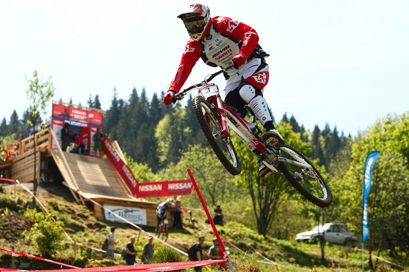 At the La Bresse World Cup Steve Peat takes the win and is within sight of the all time record of 17 World Cup victories, while running a prototype X0 10 speed drivetrain. (Photo by Victor Lucas)