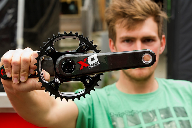 Brendan Fairclough with a production sample of the X0 DH cranks, the first DH racing carbon cranks from SRAM. (Photo by Sven Martin)