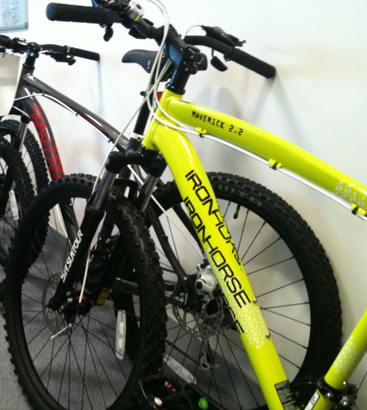 2011 Iron Horse Maverick 2.2 Mens Mountain Bike (Shimano, Disc Brakes