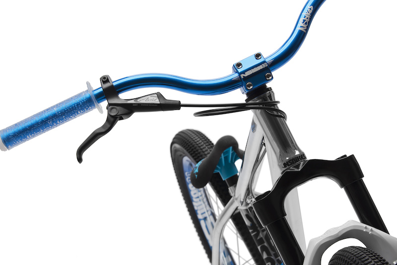 Metropolis 1 - with hot features like Proof aftermarket handlebars, Sam Pilgrim signature grips, Marzocchi DJ 1 fork with alloy steer tube and many more.