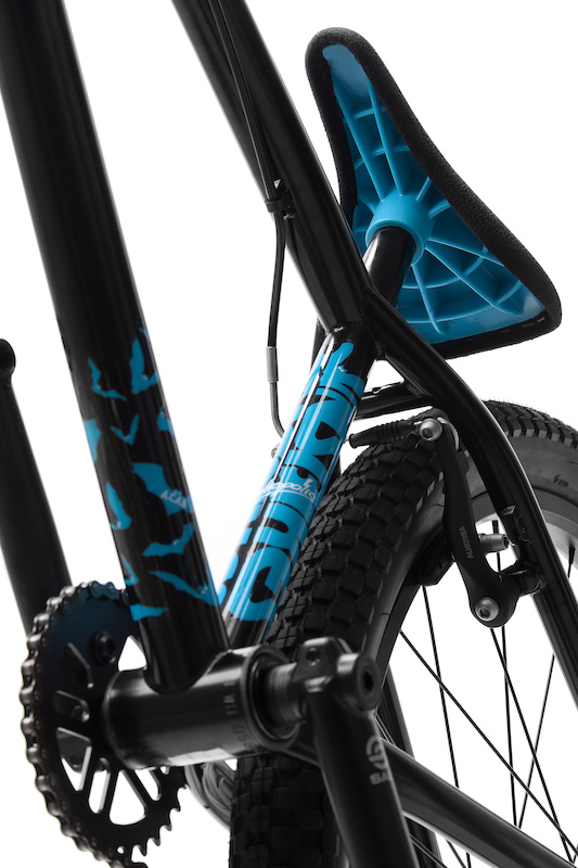 Metropolis 3 - hot features like Octane seatpost combo and Sam Pilgrim signature grips.