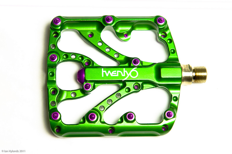 À procura de algo diferente?  Usinados em Montana Twenty6 do workshop, o pedal Predator se destaca da multidão <br> <span style='font-size:17px'> Twenty6 detalhes Predator:. </ Span> <br> - CNC ' d 6061 T6 billet corpos pedal <br> - 110mm de largura x 100 milímetros <br> tamanho longo plataforma - Enduro rolamentos e buchas Turcite <br> - Quad anéis vedantes <br> - New separatista pin projeto <br> - Titanium ou Cromoly <br> opções de eixo - Peso: 320g (<i> w / ti eixos </ i>), 390g (<i> w / cromo eixos </ i>) <br> - MSRP $ 194,99 a $ 284,99 USD (<i> dependendo do eixo e cor </ i>)
